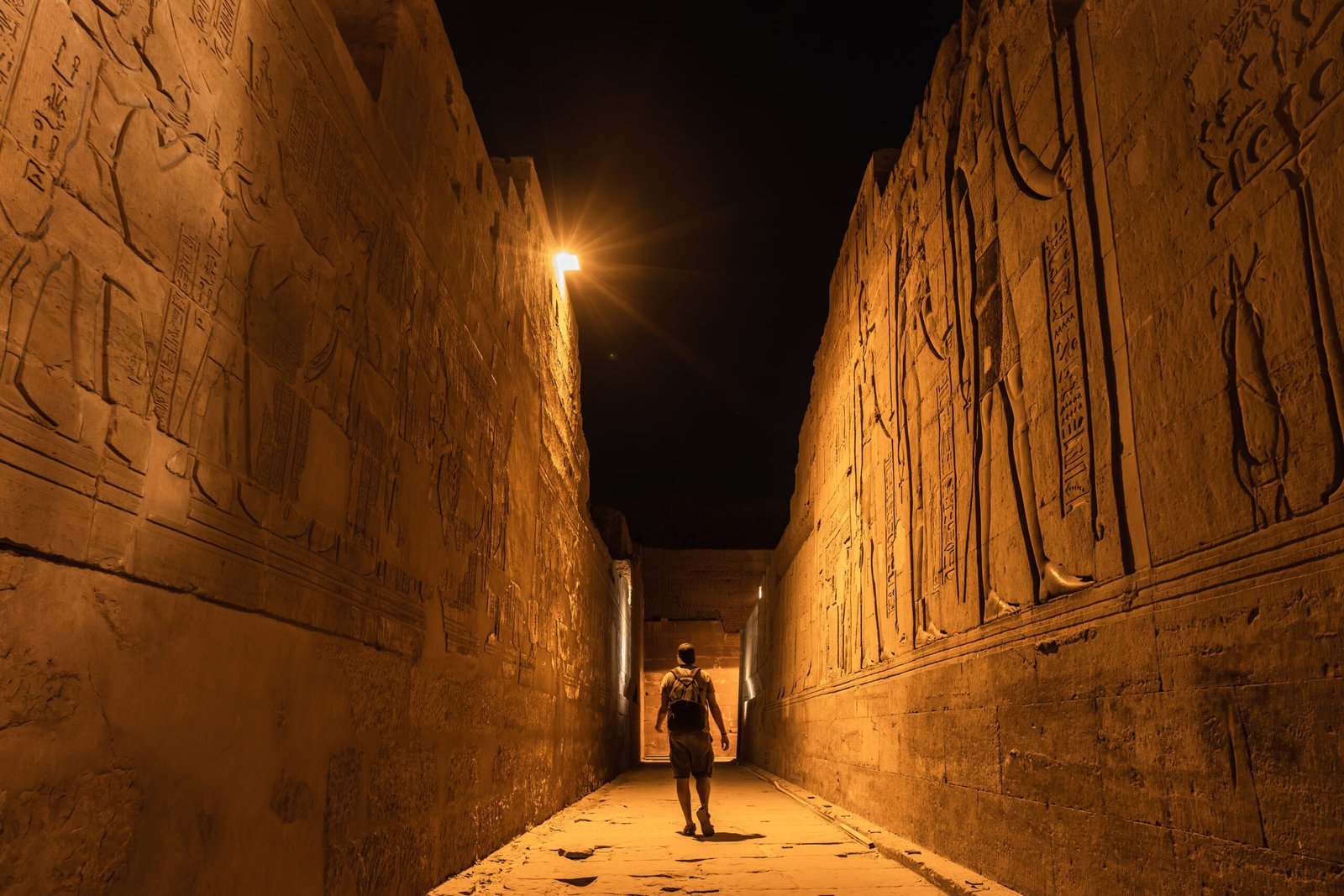 Los pasillos a la noche del templo de Kom Ombo con el traje tradicional